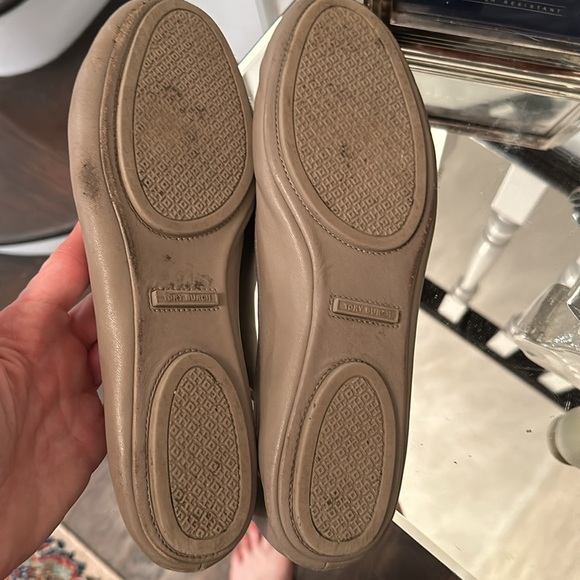 TORY BURCH TAUPE NEUTRAL LOGO BALLET FLATS - Picture 2 of 3